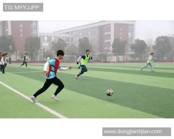 和尚们在绿茵场上挥洒汗水展现团队精神与友谊的足球盛宴